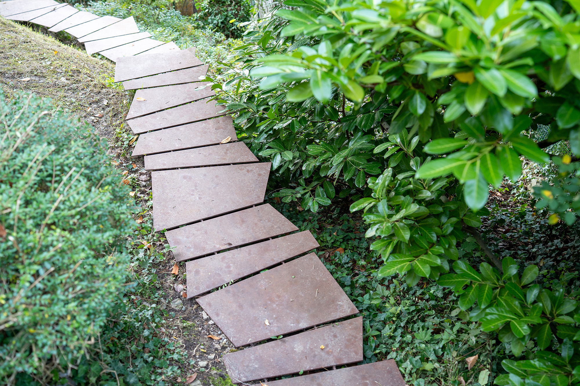 Dalles métal chemin