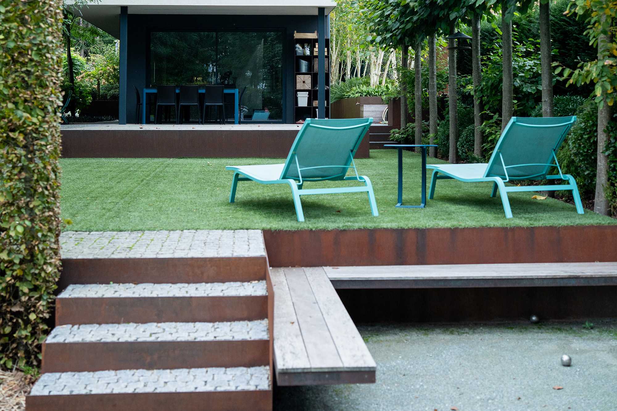 Jardin étroit coin détente terrain de pétanque