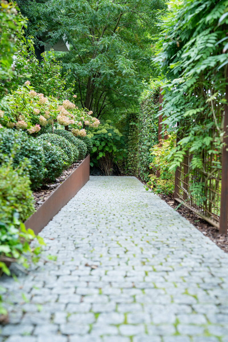allée de jardin pavée