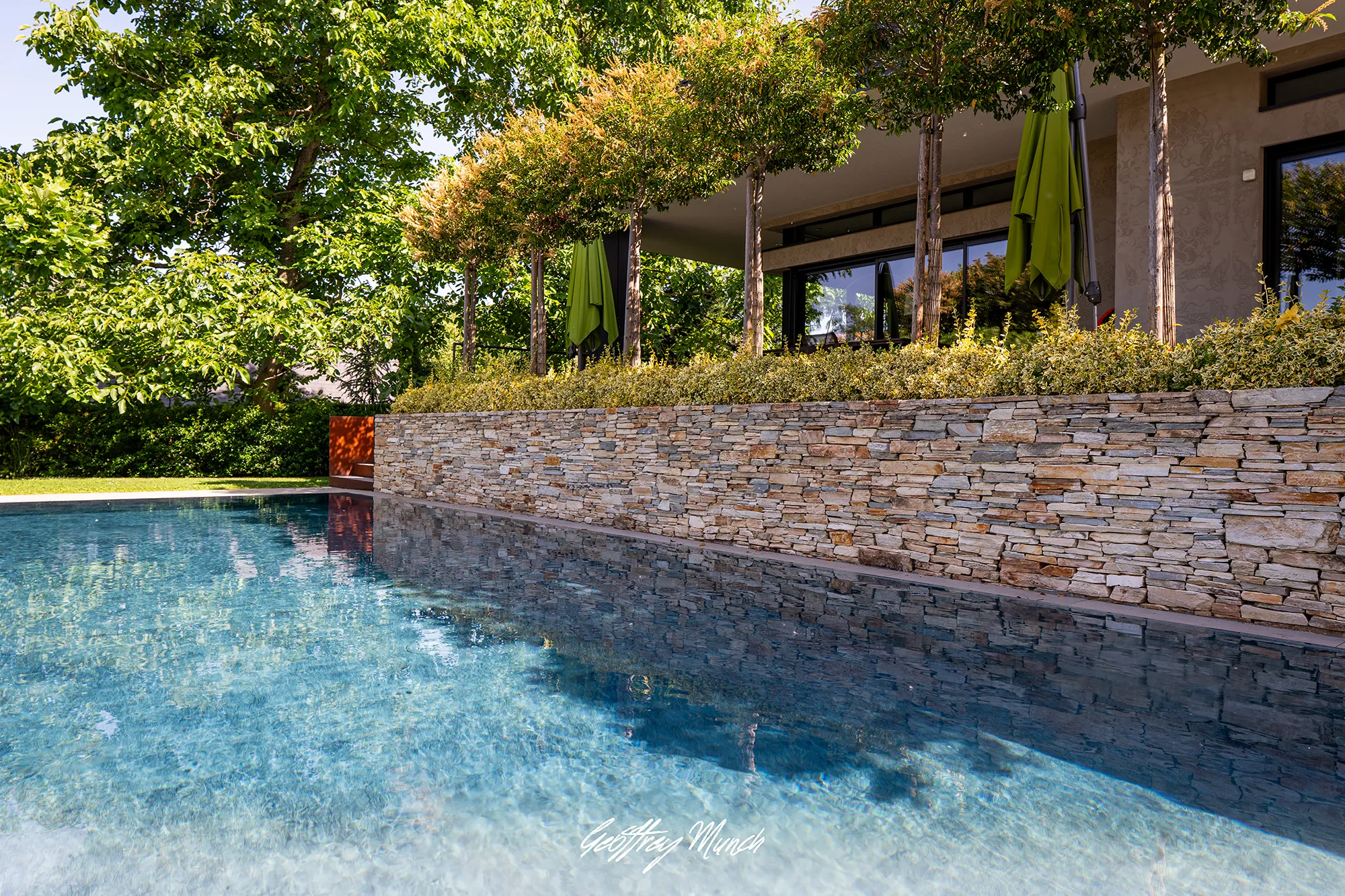 Aménagement de jardin, mur en pierres et piscine