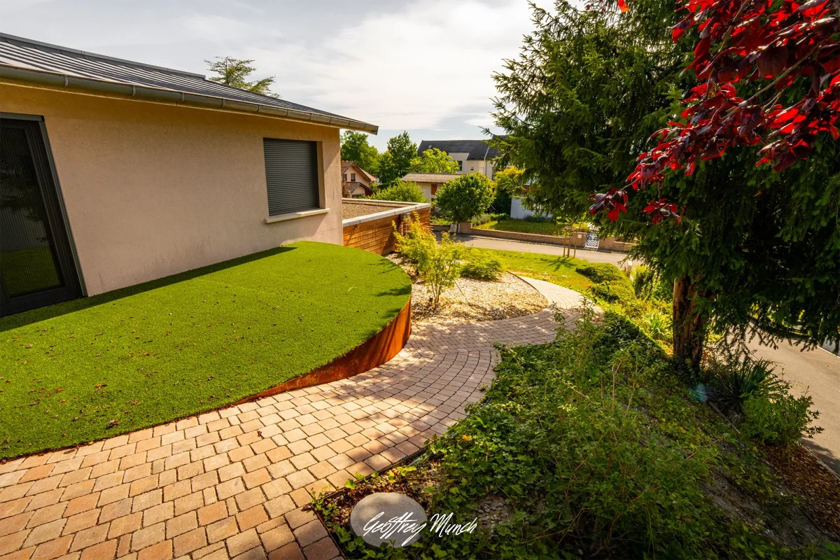 Jardin en terrasses avec allée pavée