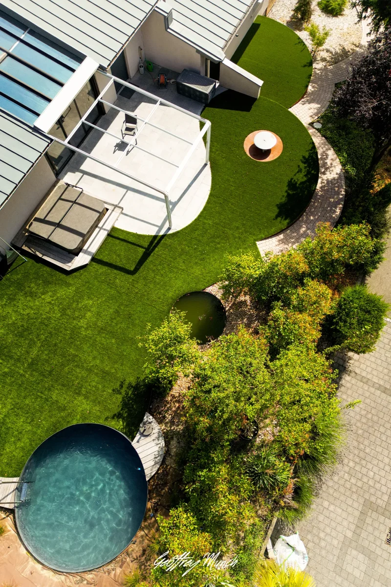 jardin terrasses tout en rondeur avec piscine et bassin biotope